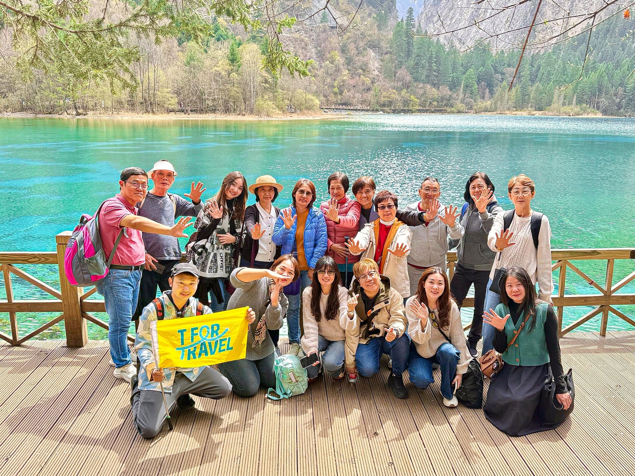 T For Travel 九寨沟顾客团在湖边合照