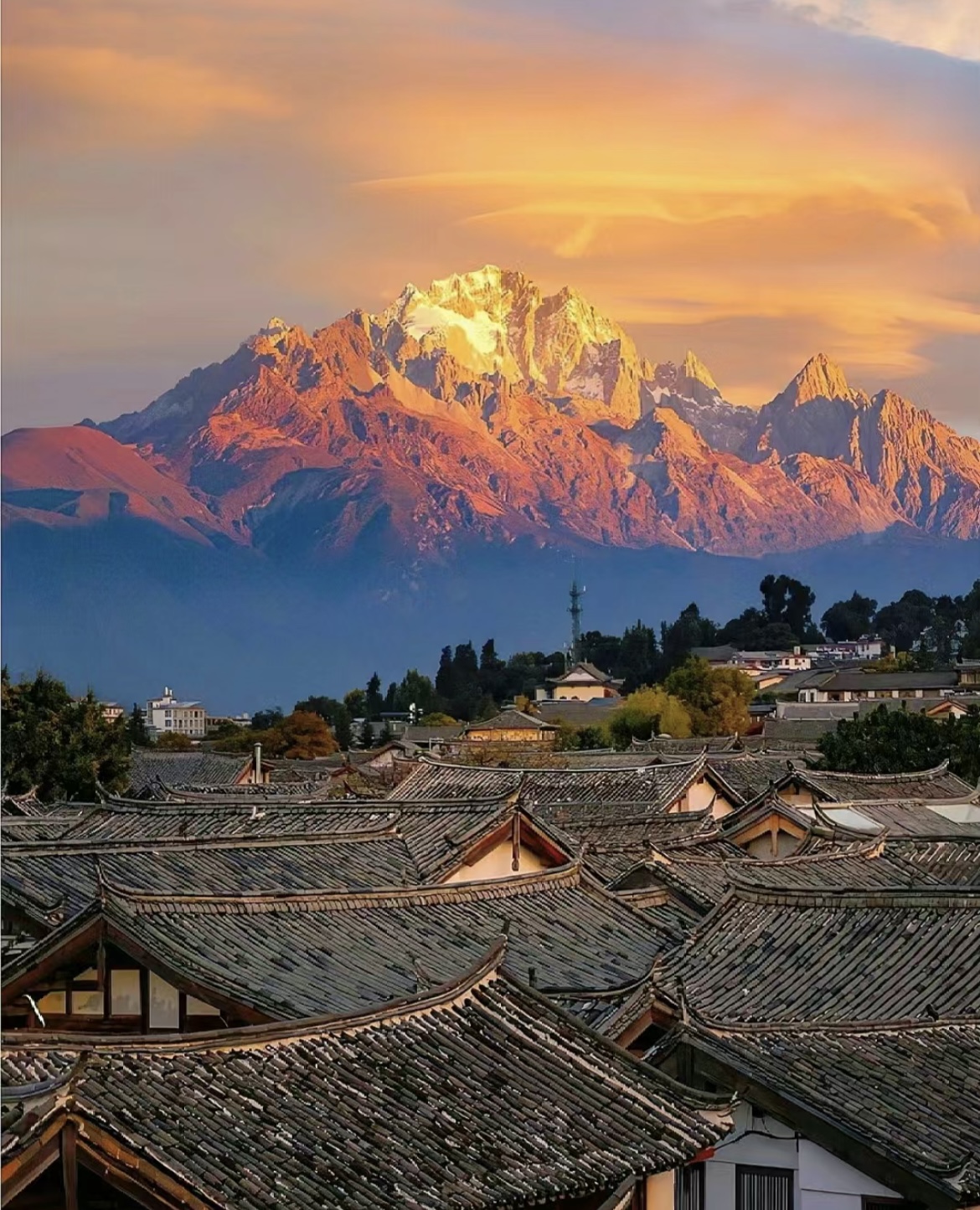 玉龙雪山日照金山